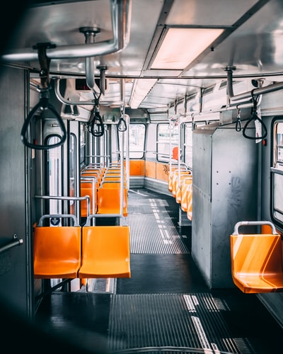 橙色和灰色的火车座位